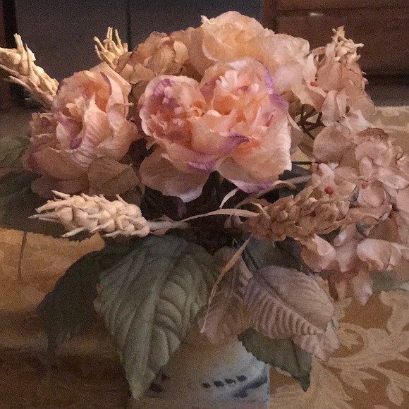 Flower arrangement - Picture 1 of 3
